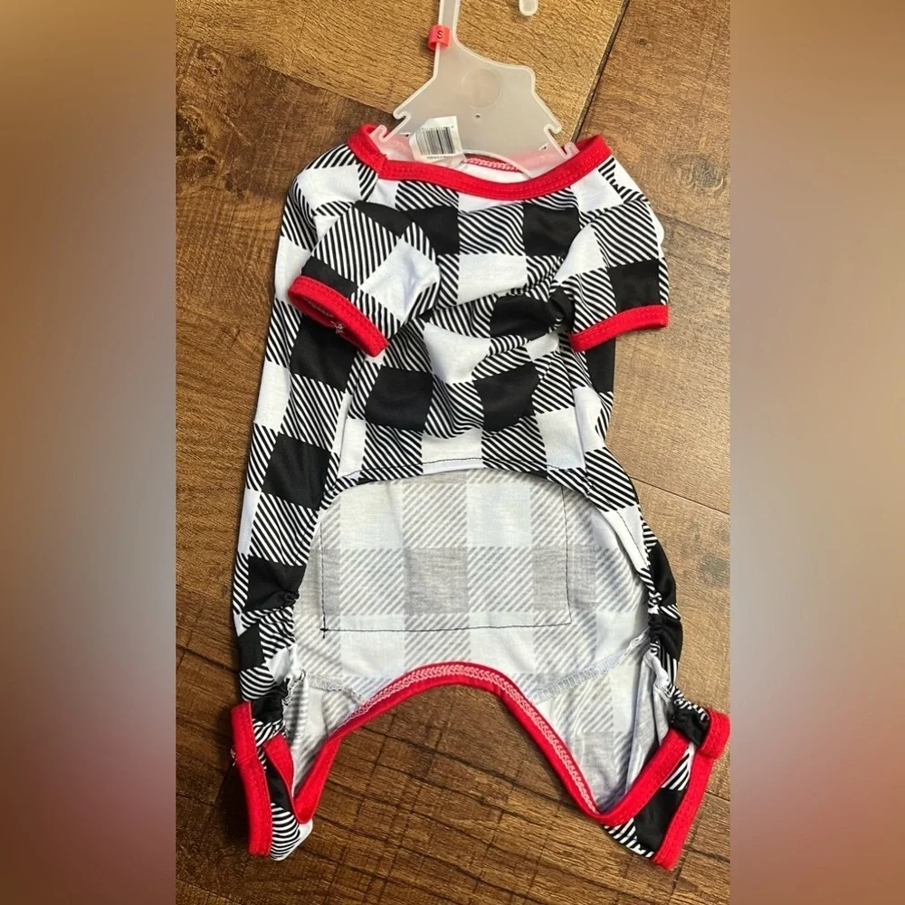 NWT vibrant dog life black and white plaid jersey pajamas Sz small Christmas